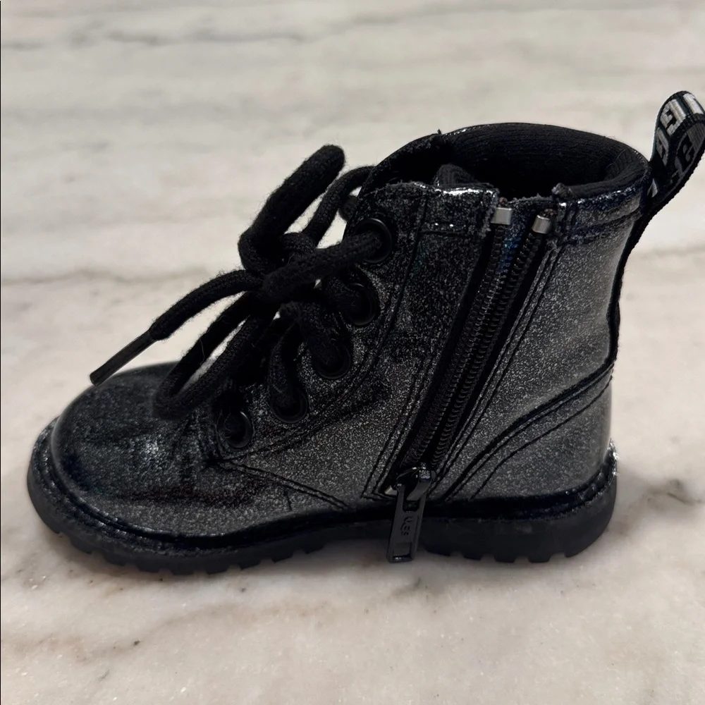 UGG - Picture 1 of 7